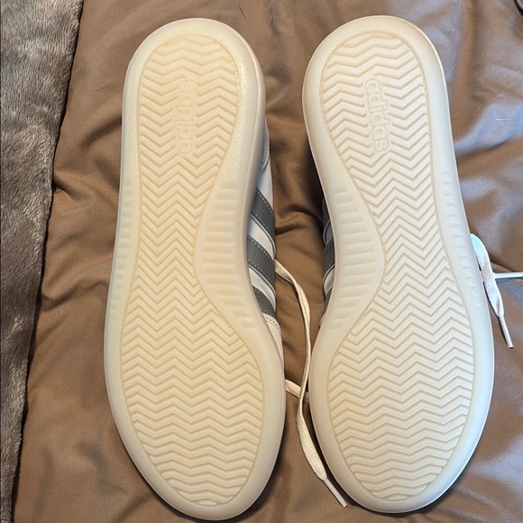 Adidas Barreda White and Silver Casual Shoes Size 8 W - Picture 4 of 5